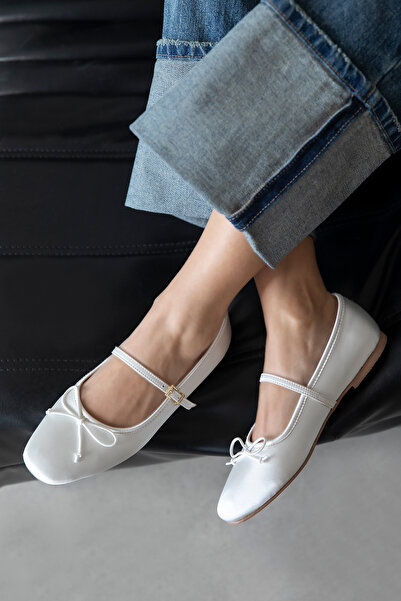 STRASWANS ماكسي للنساء بتفاصيل فيونكة من الساتان حذاء مسطح