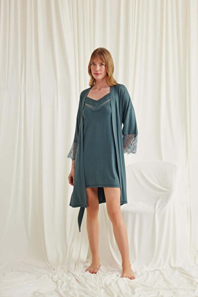 Findit Low-Cut Collar and Lace Sleeves Dressing Gown Set