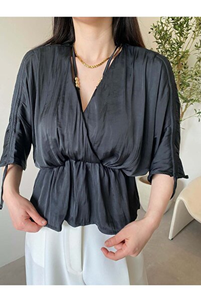 Bade Butik بلوزة ساتان سوداء بأكمام مطاطية