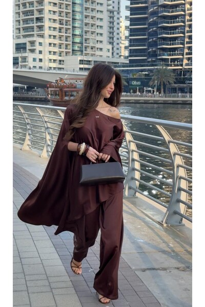DIVA CHARMS Costum din satin maro format din bluza asimetrica si pantaloni