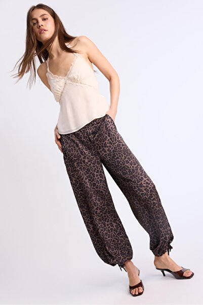 Stradivarius Desenli dökümlü saten pantolon