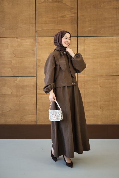 LOCCO طقم تنورة كوبرا بياقة وشاح للنساء باللون البني