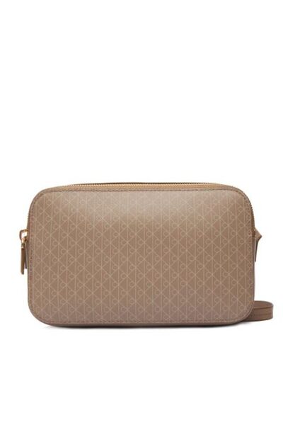 Calvin Klein EMBLEM ELONGATED CAMERA BAG KAHVE KADIN OMUZ ÇANTASI