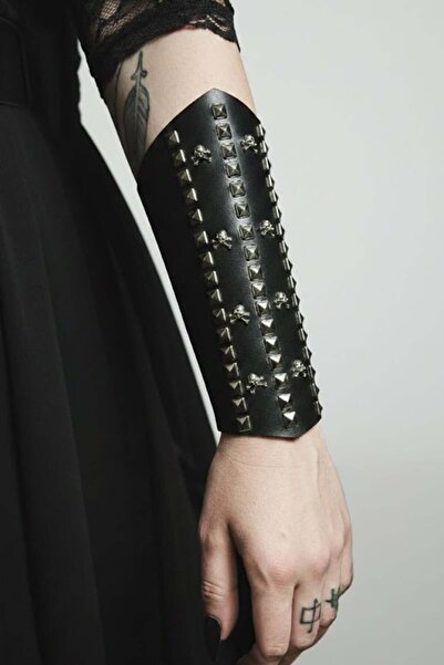 None Wear Siyah Deri Kuru Kafa ve Piramit Zımbalı Kolçak Bileklik