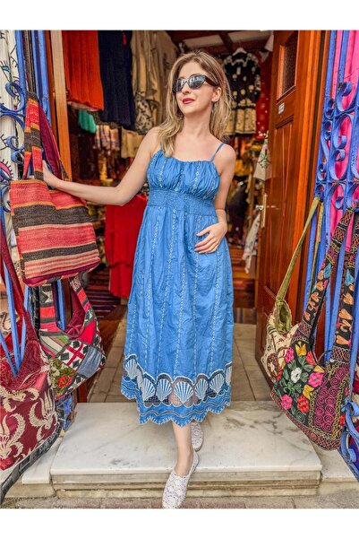 Miss Boheme فستان بوهيمي باللون الأزرق مع تفاصيل ونقوش صدفية مطرّز