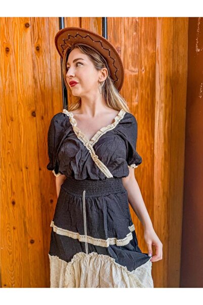 Miss Boheme فستان بوهيمي أسود اللون بياقة مادونا مكون من مطرّز قطع