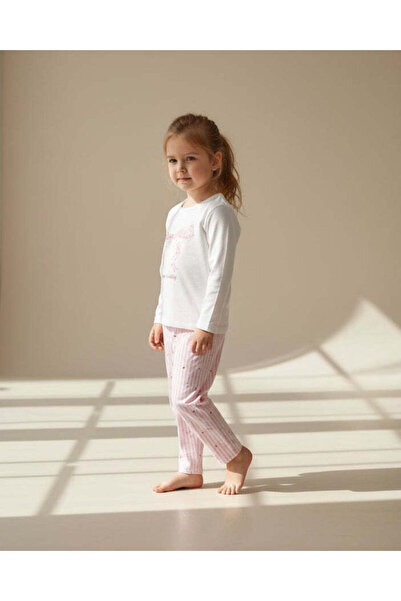 REDTAG طقم بيجاما أبيض للبنات مزين بطبعة فيونكة