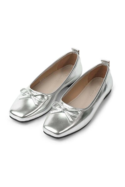 Mio Gusto حذاء نسائي من ليف باللون الفضي مع فيونكة وطرف مسطح حذاء مسطح