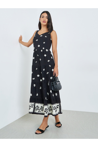 Styli Black Floral Sweatheart Neck Tiered Maxi Dress