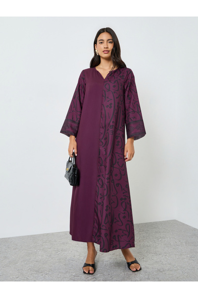 Amirah By Styli Burgundy Notch Neck Jalabiya with Arabic Print