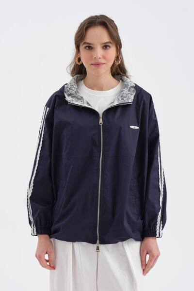 tw3 Γυναικείο μπουφάν βροχής με λεπτομερή σχεδίαση κουκούλας D Δαντέλα