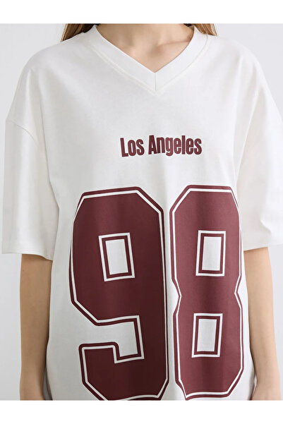 LC Waikiki Γυναικείο μπλουζάκι Ecru V-Neck Los Angeles με τύπωμα oversized