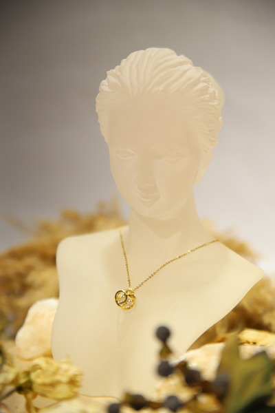 CHARM Златна орбитална огърлица – Преплетени кръгове