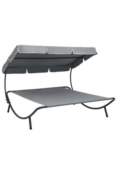 Concept Σεζλόνγκ εξωτερικού χώρου με ουρανό, γκρι