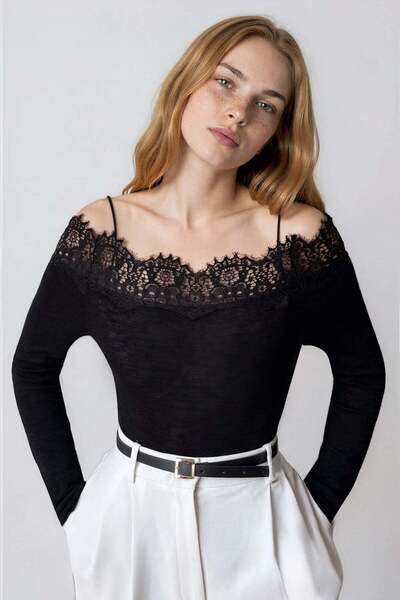 Trend Alaçatı Stili Siyah Madonna Yaka Dantel Detaylı Örme Bluz ALC-X15431