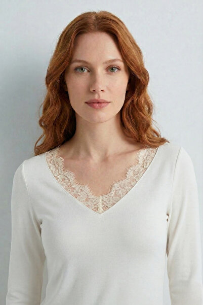 Moda Hour Δαντελένια μπλούζα με λεπτομέρειες και λαιμόκοψη V σε εκρού