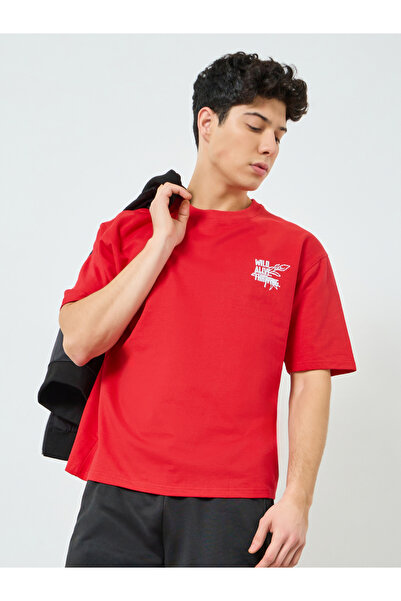 Styli تي شيرت رجالي كبير الحجم بطبعة جرافيكية باللون الأحمر