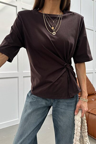 mylove مزوّد بحشوات أكتاف تي شيرت بتفاصيل مزمومة من الأمام باللون البني