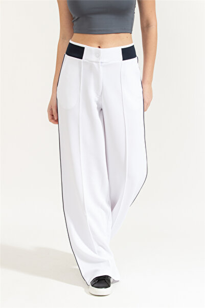 Guess Pantaloni de trening Sarah pentru femei, cu croială normală, alb