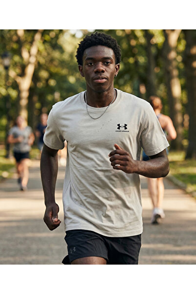 Under Armour تيشيرت رجالي يومي ثقيل الوزن من Ua M Logo Emb باللون الرمادي