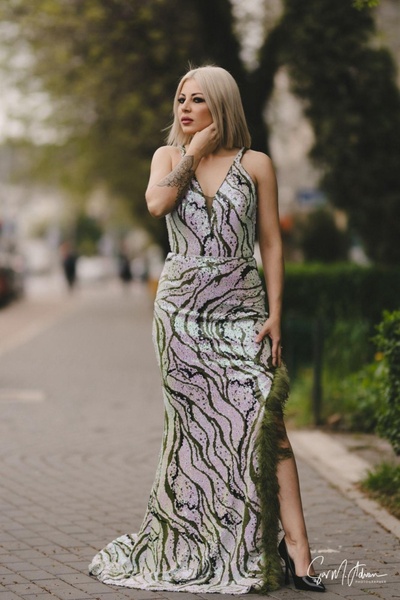 Angy Fashion Glamorous evening dress with iridescent sequins and green feathe...