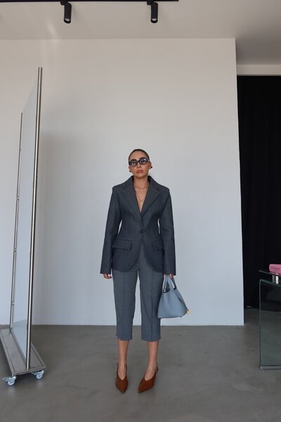 Özge Özgenç Kapri pantalone sa prednjim šavovima