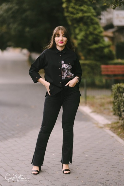 Angy Fashion Black shirt with a print on the pocket Size: 38
