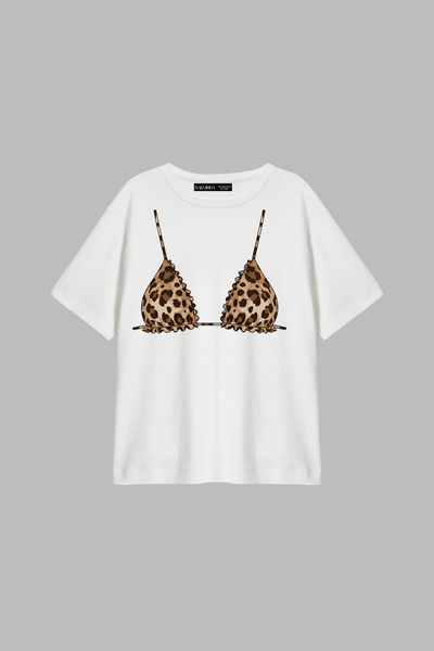 CİNEMA MODA Λευκό γυναικείο μπλουζάκι Leo Bikini με τύπωμα Relaxed Fit