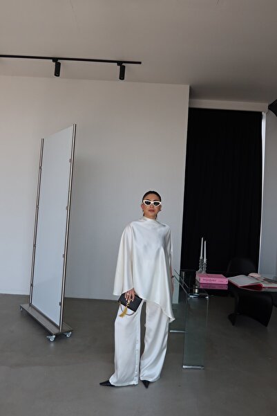 Özge Özgenç Pelerin Saten Bluz Pantolon Takım