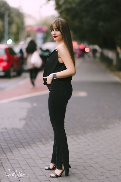 Angy Fashion Elegant black top with thin straps and a draped neckline Size: 40