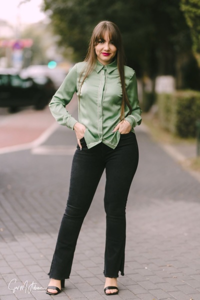 Angy Fashion Elegant green satin shirt with decorative details Size: 38