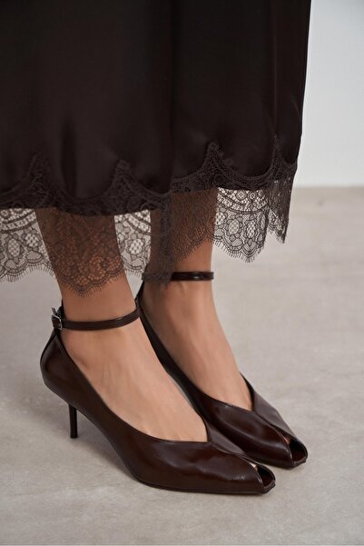 NİŞANTAŞI SHOES Rhea Brown, model rustic, cu legături la gleznă, deschis în f...