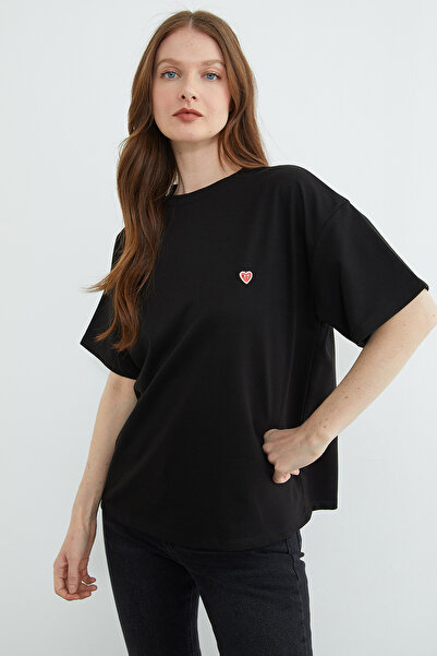 Fulla Moda Ανέμελο μπλουζάκι με λαιμόκοψη ποδηλάτου και αξεσουάρ καρδιάς