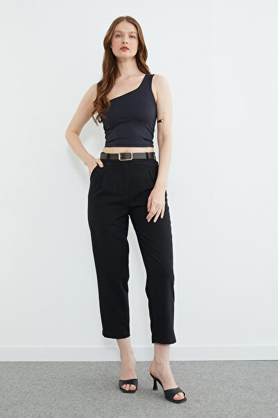 Fulla Moda تفاصيل حزام بثنيات بجيوب بنطلون