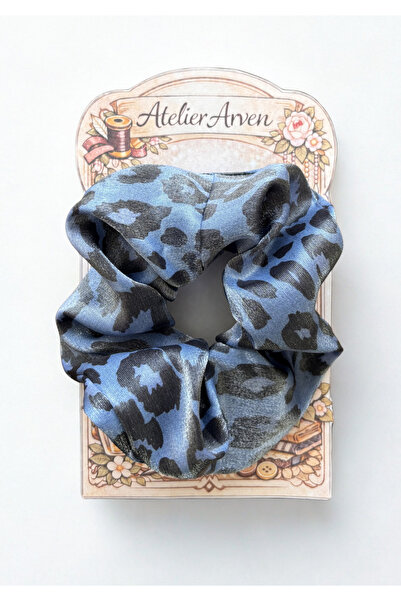 Home ربطة شعر من الساتان باللون الأزرق بنقشة الفهد