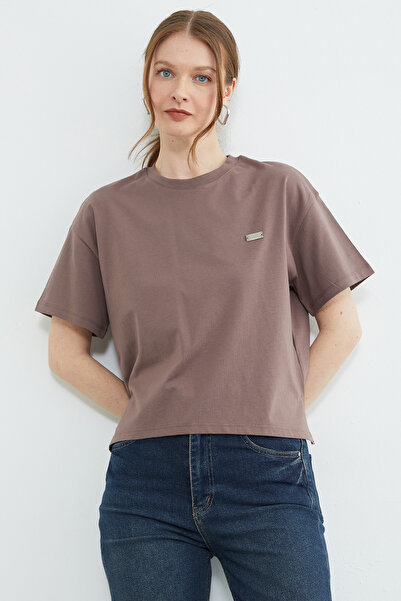 Fulla Moda Με μεταλλικό αξεσουάρ Μπλουζάκι με λαιμόκοψη ποδηλάτου άνοιγμα