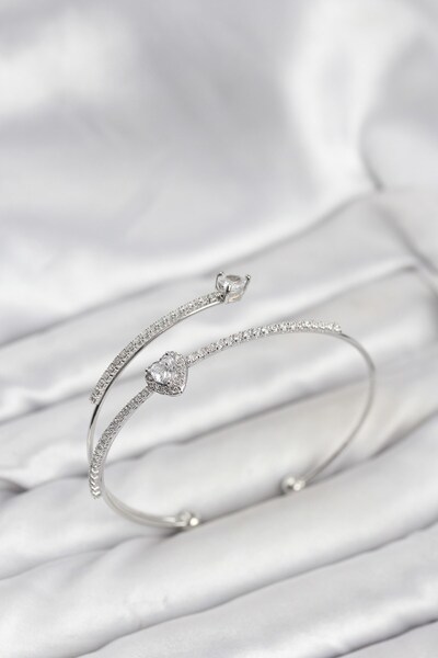 Inure Jewelry سوار نسائي من النحاس الفضي على شكل قلب