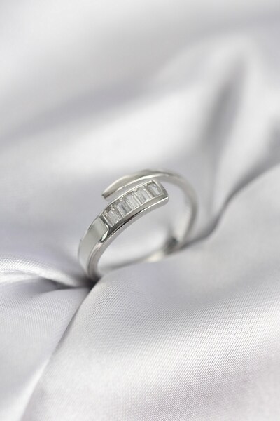 Inure Jewelry خاتم نسائي من حجر الزركون الفضي اللون الفضي