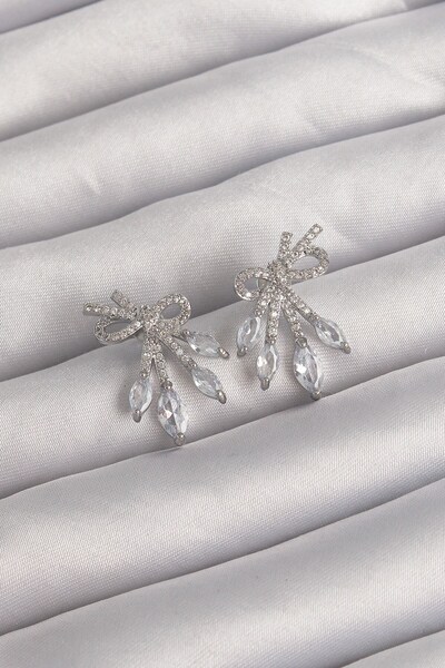 Inure Jewelry أقراط نحاسية فضية اللون مرصعة بأحجار الزركون