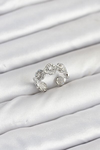 Inure Jewelry خاتم نسائي من النحاس الفضي اللون على شكل ورقة البرسيم