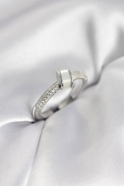 Inure Jewelry خاتم نسائي من حجر الزركون والفضة اللؤلؤية