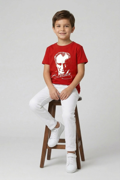 nacar çarşı Αγόρια με κόκκινο κοντομάνικο μπλουζάκι Ατατούρκ και λευκό παντελ...