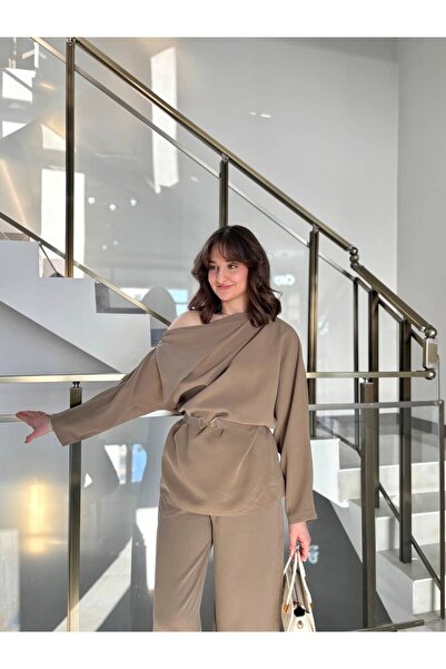 Sude Kızanlıklı طقم قماش تينسل غير متماثل ذو ياقة قاربية تفاصيل حزام