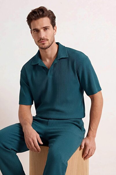 Trendyol Collection Grünes Oversize-T-Shirt mit Polo-Ausschnitt und einfarbig...