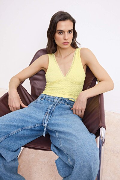 Συλλογή Trendyol Κίτρινη ίσια εφαρμοστή πλεκτή μπλούζα με λεπτομέρεια από δαν...