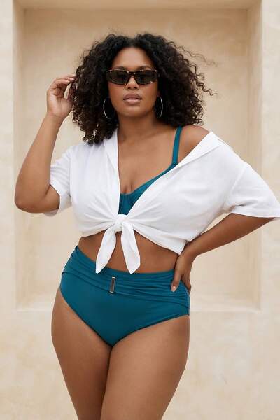 Trendyol Curve بيكيني بترول عالي الخصر مقاس كبير مع إكسسوارات ذهبية TBBSS26CR...