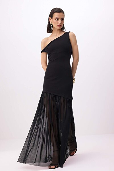 ترينديول كوليكشن فستان سهرة طويل وفستان تخرج بتفاصيل تنورة من التول المحبوك ب...