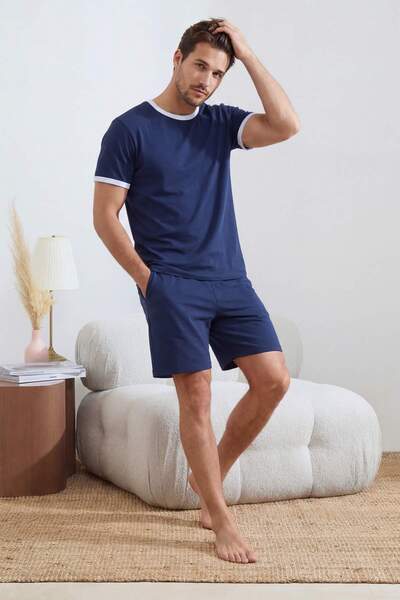 Trendyol Collection طقم بيجامة قطنية بقصة عادية وياقة وأكمام بتفاصيل متباينة ...