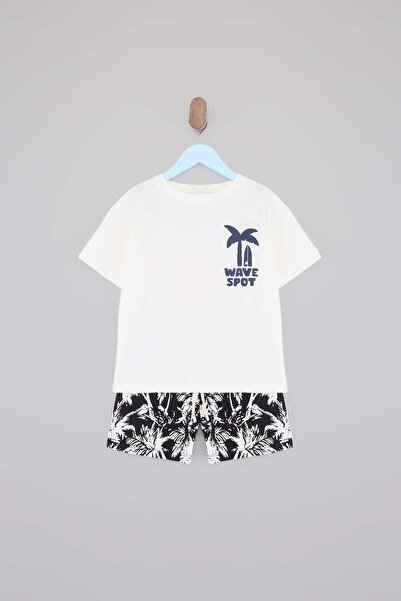 TRENDYOLKIDS طقم سترة وبنطلون محبوك مطبوع للأولاد باللون الأبيض - TKDSS26AU00097