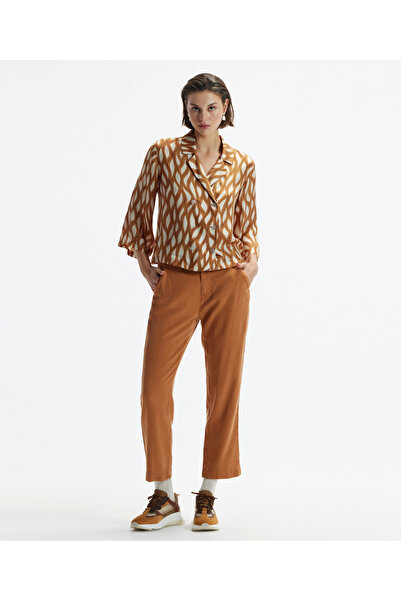 Yargıcı Kruvaze Kapamalı Düğme Detaylı Kırlangıç Yaka Gömlek